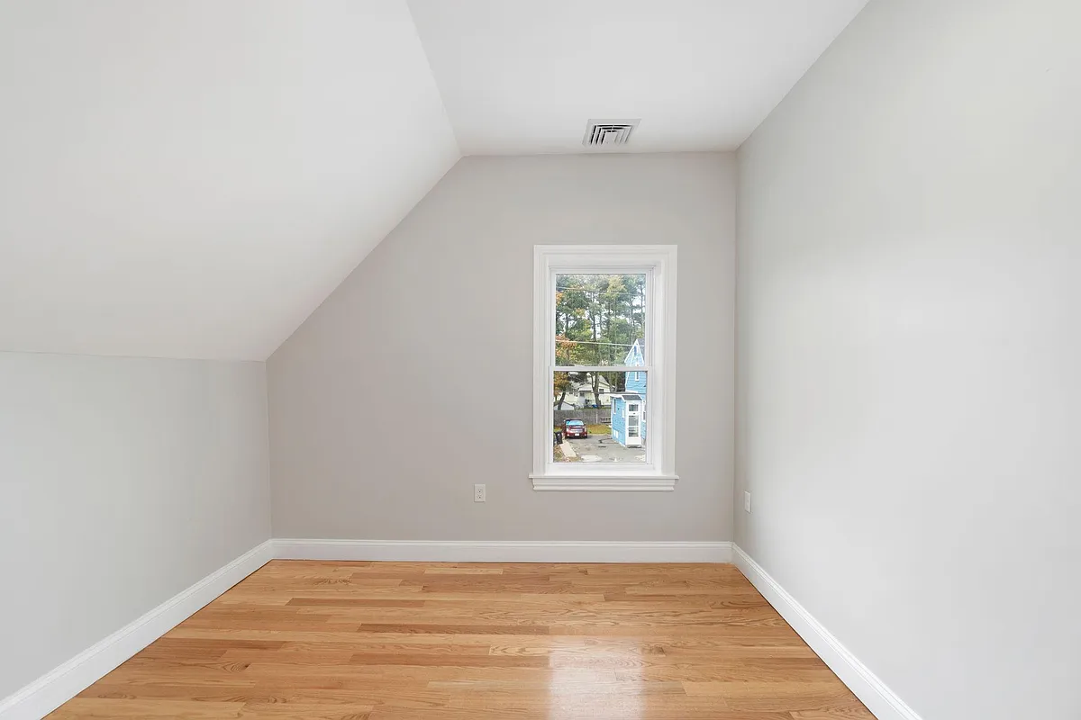 Building Photo - 31 Saint Casimir Ave #2