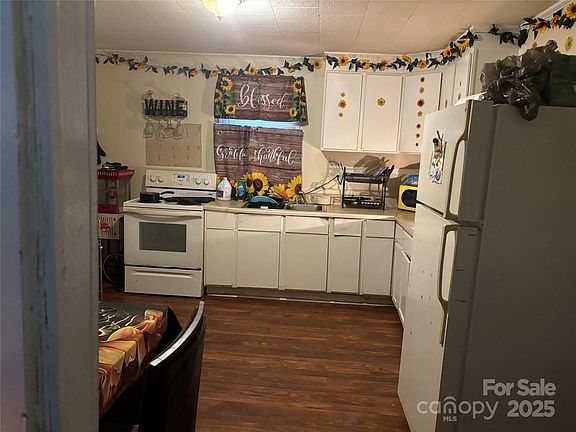 2nd image of 935 Brown St