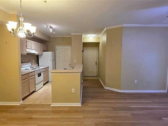 4th image of 5618 Pinnacle Heights Cir APT 211