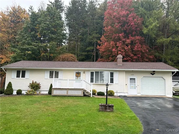 1427 Fairwood Dr, Utica, NY 13502