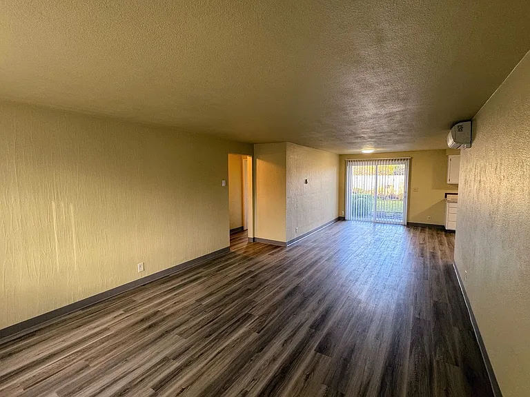 2557 Cheryl St — Photo 2