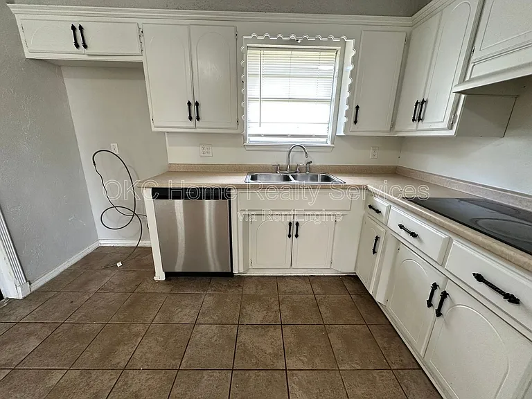 8417 S Villa Ave — Photo 7