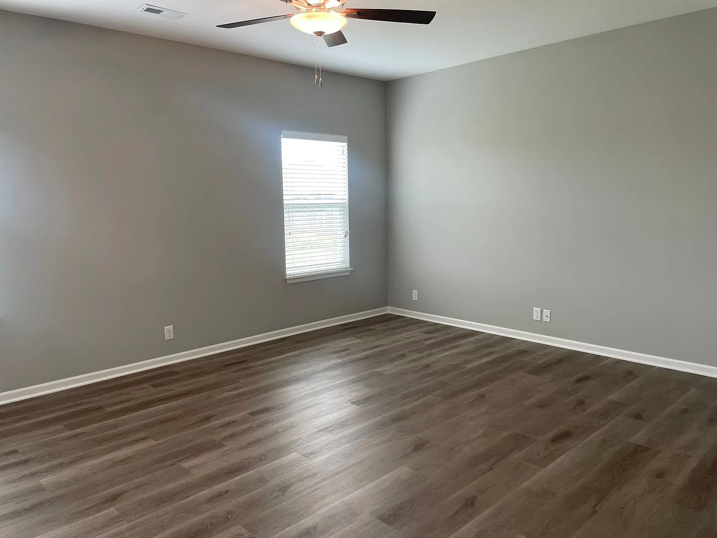 Stunning 4 Bedroom 2.5 Bathrooms - Coming Available Soon! — Photo 4