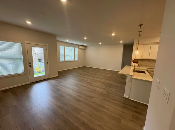 19319 NE 69th Cir #101, Redmond, WA 98052