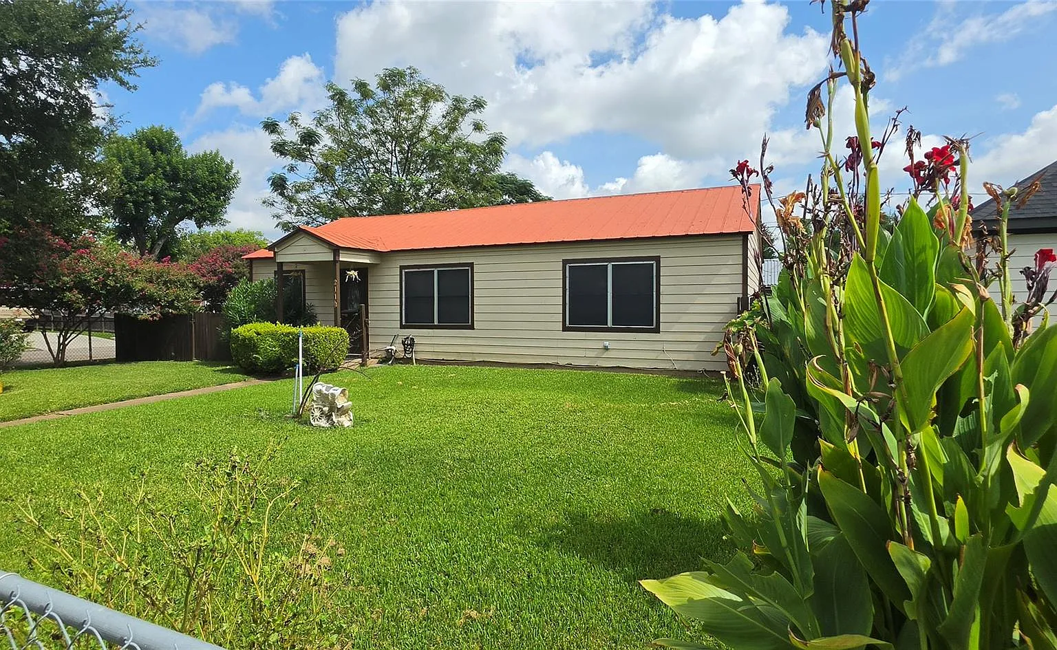 3 bed, 1.0 bath, 1017 sqft, $1,650 — Photo 3