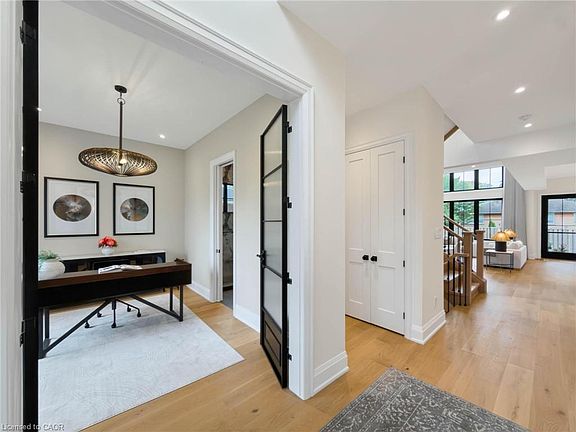 5th image of 260 Kent Cres