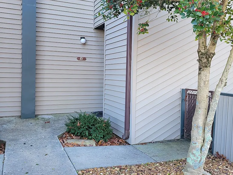 74 Lakeshore Ct #81-1 — Photo 1
