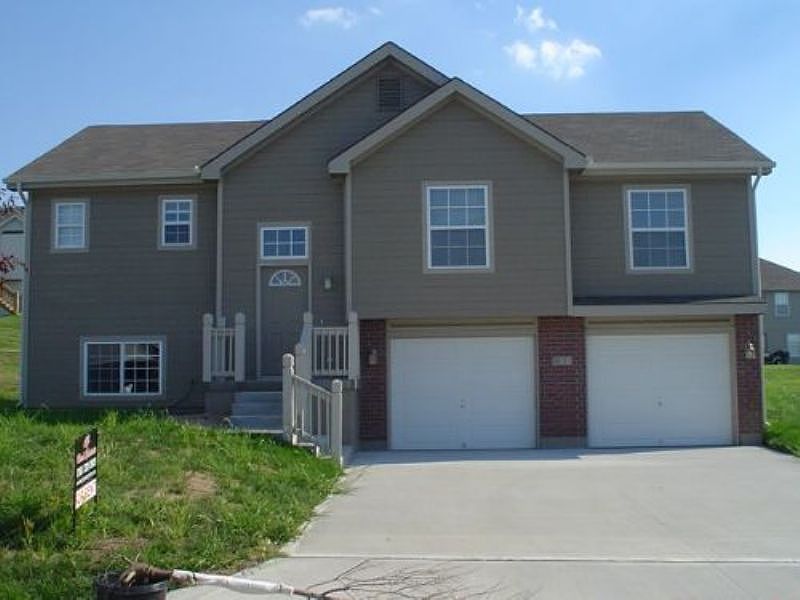 2nd image of 803 SW Orchard Ct