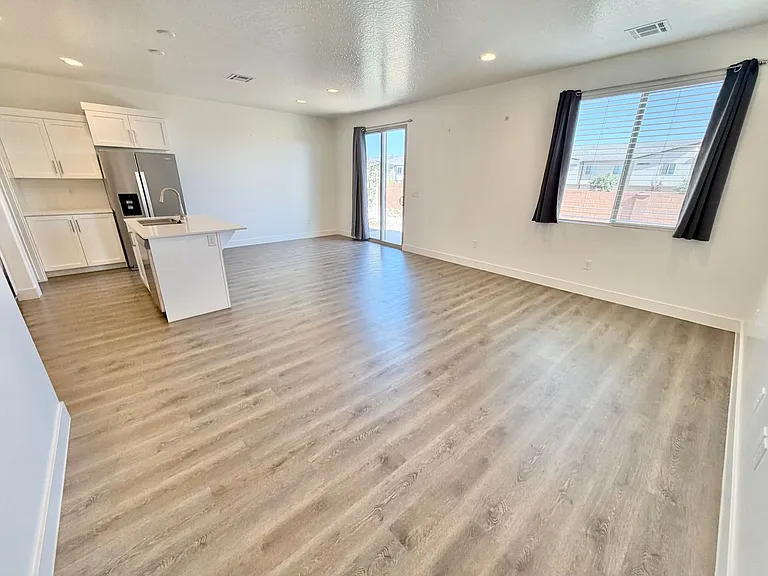 2375 E Luciano Ln — Photo 7