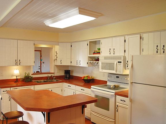 SPOTLESS KITCHEN!