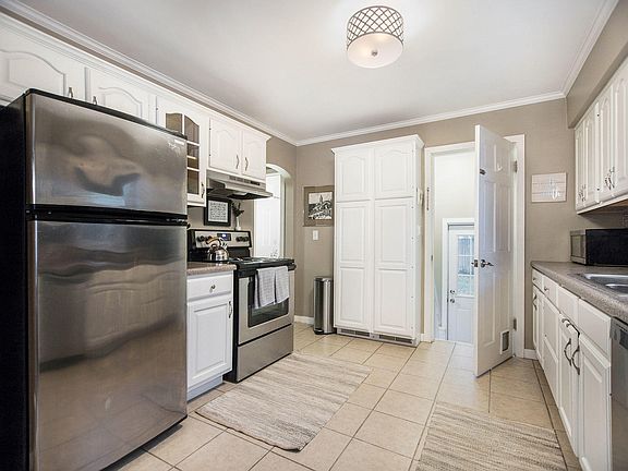 5th image of 781 E 8th St
