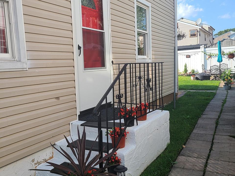 1st image of 215 Regis Dr