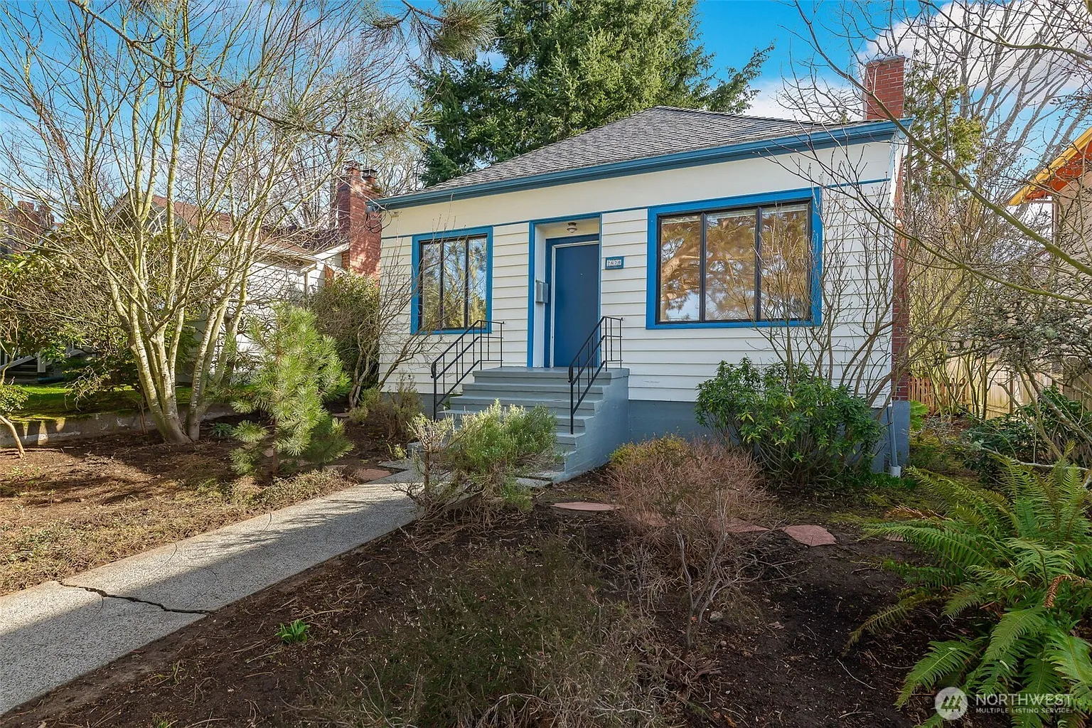 2620 31 Avenue W photo 1