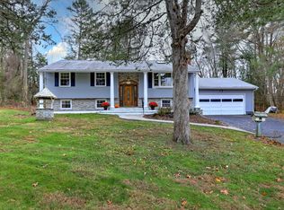 7 Deerfield Dr, Sandy Hook, CT 06482