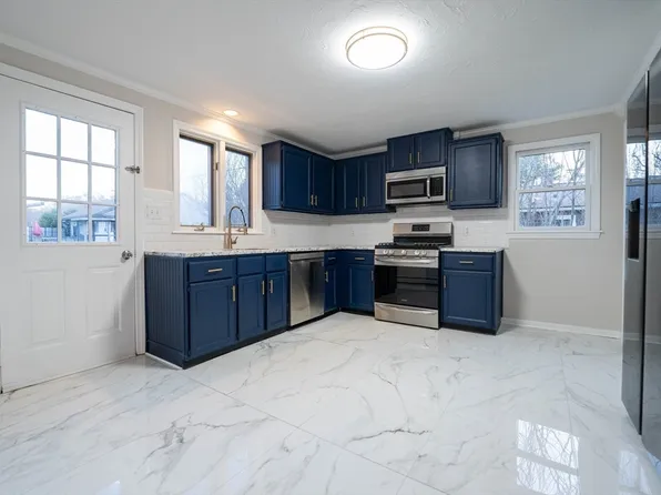 1138 Sassaquin Ave, New Bedford, MA 02745