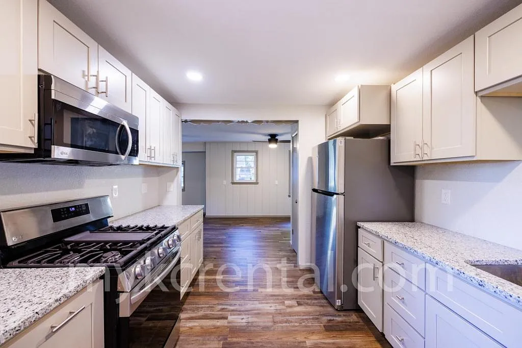 7915 W 59th Terrace — Photo 3