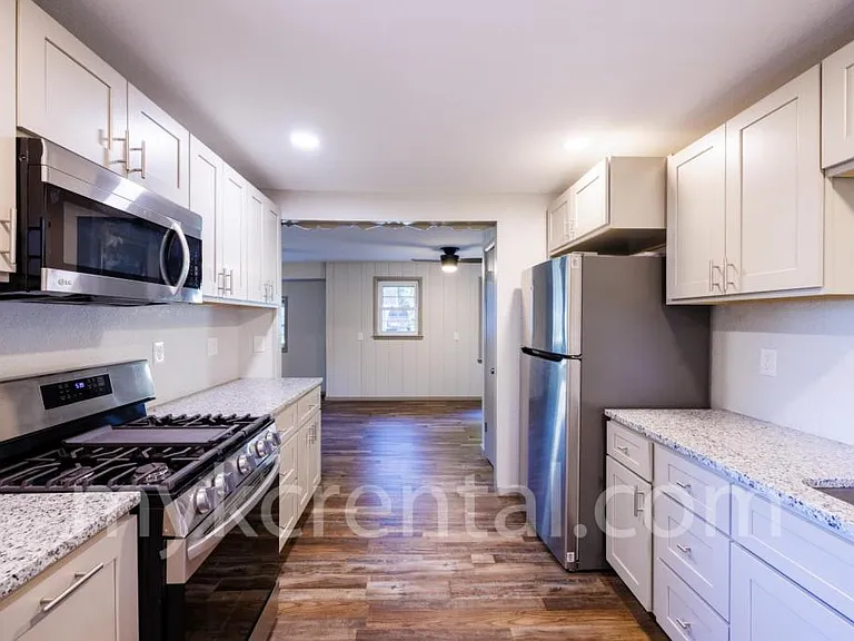 7915 W 59th Ter — Photo 3