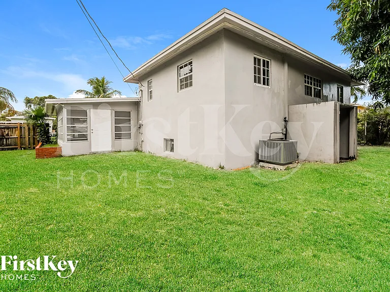 1320 NE 204th St — Photo 15
