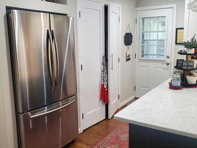 Full size Refrigerator, Laundry closet with Stackable W/D