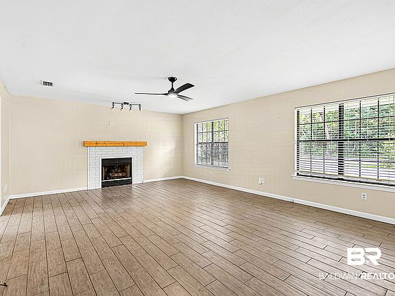 5th image of 404 W Pedigo Ave