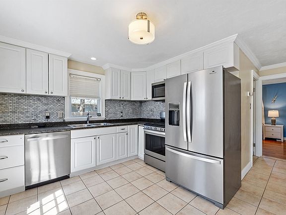 5th image of 90 Hathaway St
