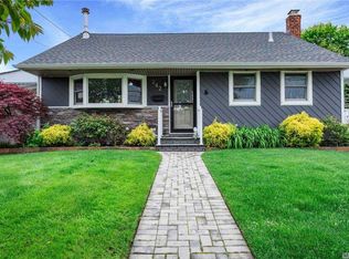 242 E Hampton Rd, Lindenhurst, NY 11757
