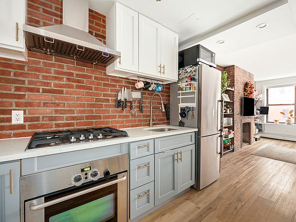 2nd image of 243 Mulberry St APT 4R