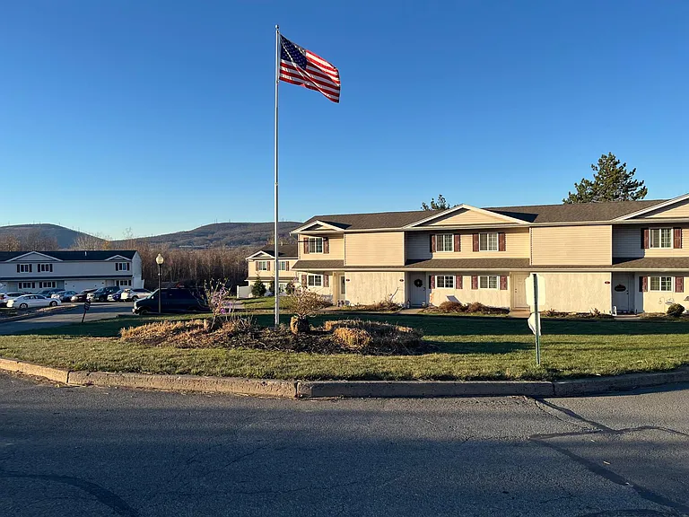 Country View Manors at Dunmore — Photo 9