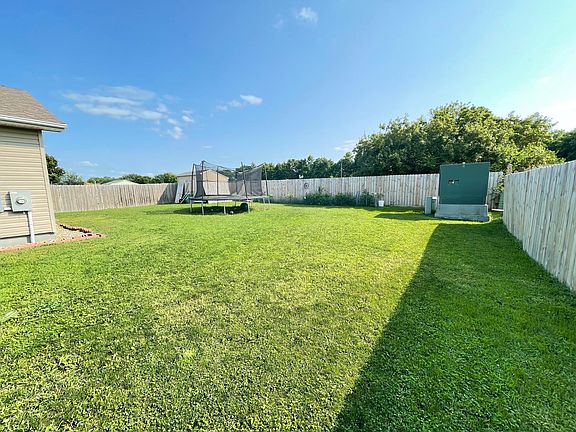 5th image of 2118 Castlewood Dr