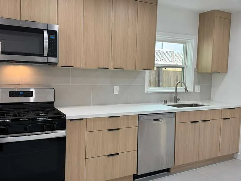 812 N Curson Ave — Photo 2