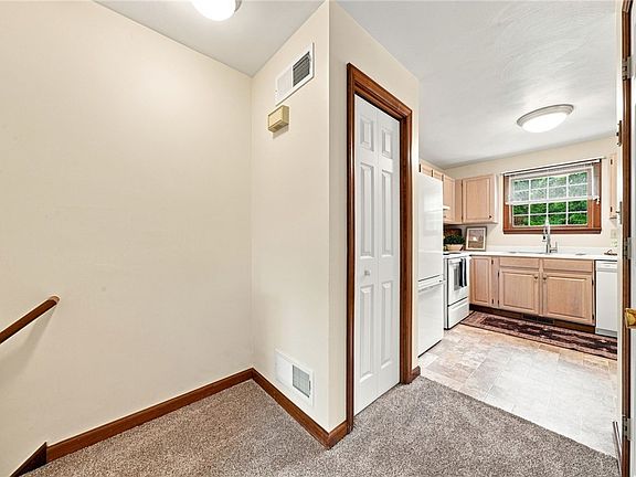 4th image of 1124 Cranston Dr