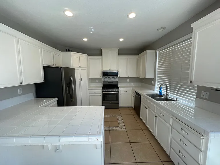 730 Sunlight Dr — Photo 4