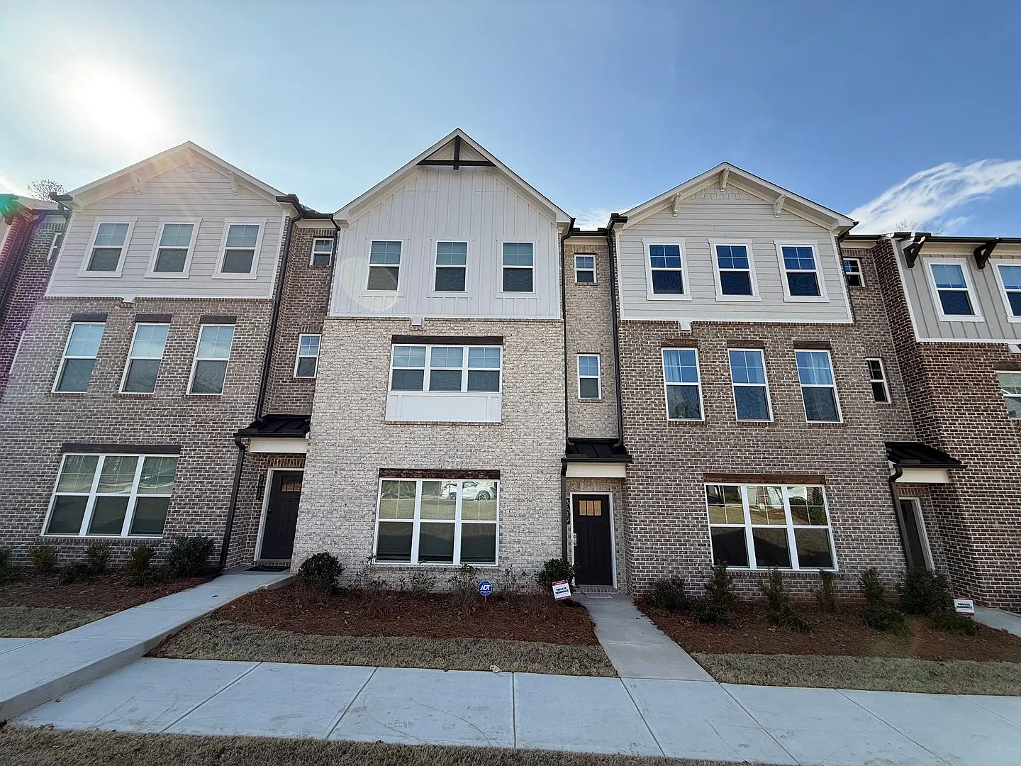 3-Bedroom, 3.5-Bath, 3-Story Townhome with Quartz Countertops and Washer/Dryer in Decatur — Photo 1