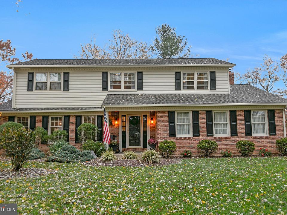 1st image of 4 Essex Dr
