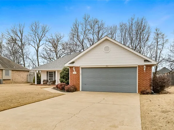 303 Coachlight Dr, Bentonville, AR 72712