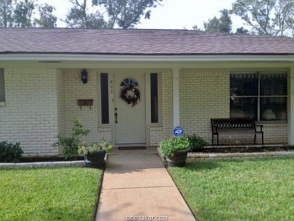 3rd image of 802 Pershing Dr