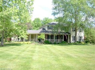 10 Berkshire Park Dr, Bentleyville, OH 44022