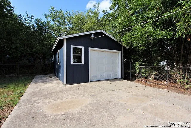 706 Canton — Photo 21