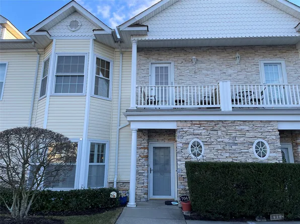 704 Narragansett Villas Drive, Lindenhurst, NY 11757