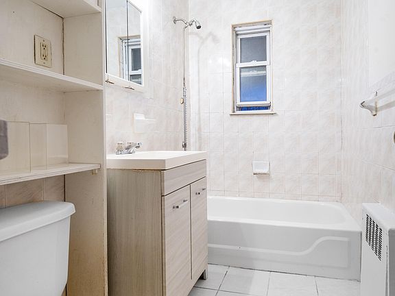 4th image of 3828A Barnes Ave