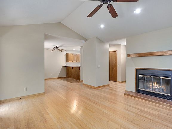 3rd image of 933 N Oak Dr