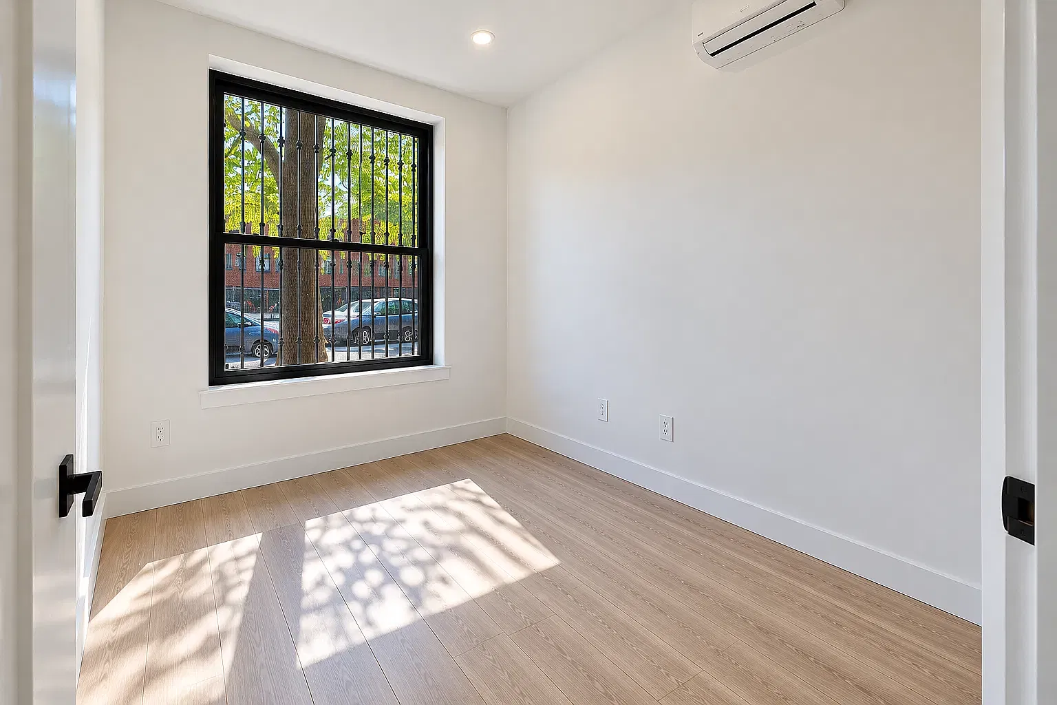 993 Summit Avenue — Photo 2