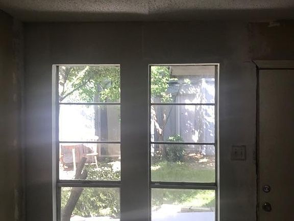 4th image of 127 Antibes St E