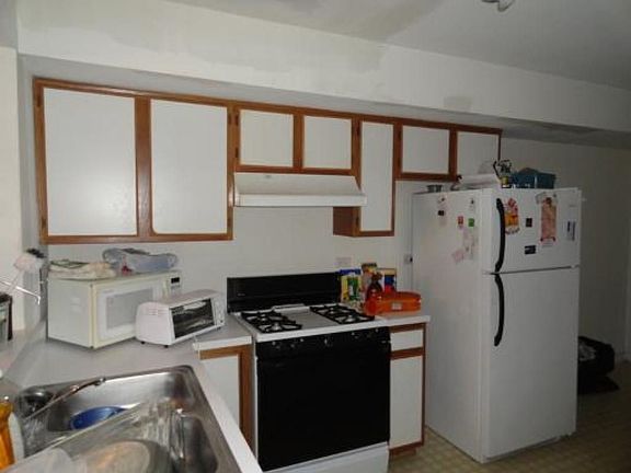 2nd image of 32 Abbey Ln
