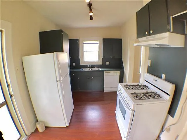 907 Taylor St — Photo 4