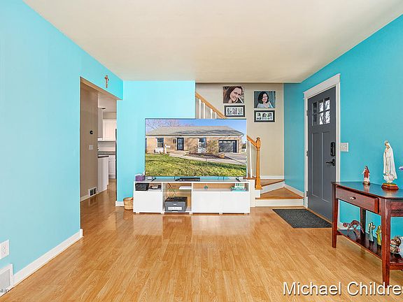 4th image of 1522 Benjamin Ave NE