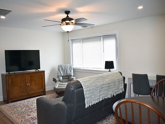 5th image of 433 Joseph St #B