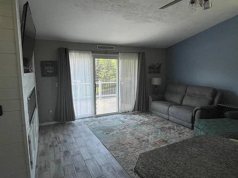 4389 Summerlane Ave NE — Photo 6