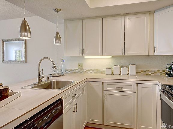 5th image of 4 Lake Bellevue Dr APT 104