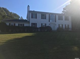 16 Victoria Ln, Manorville, NY 11949